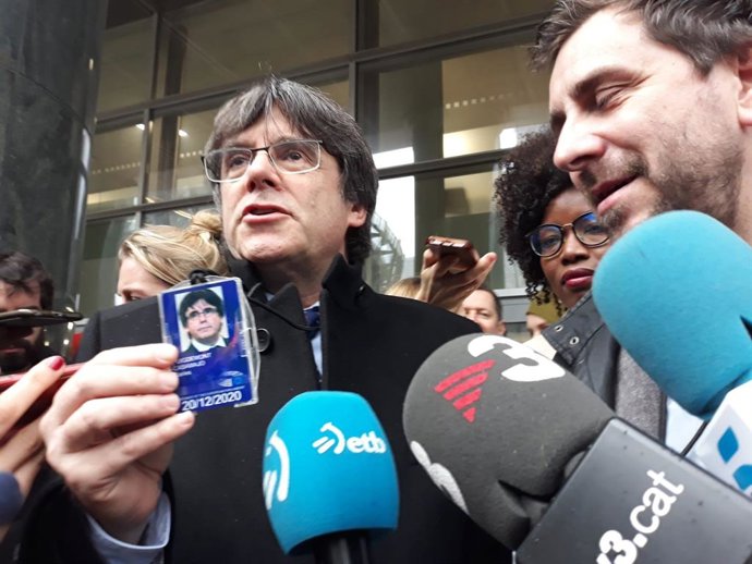 L'expresident de la Generalitat Carles Puigdemont posa amb la seva acreditació d'eurodiputat a la sortida del Parlament Europeu