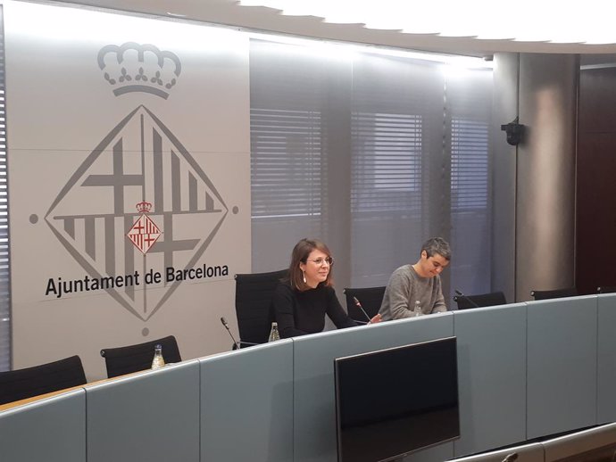 La tinent d'alcalde de l'ajuntament de Barcelona Janet Sanz i la Regidora Lucía Martín