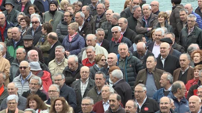 Imágenes de una concentración llevada a cabo por personas jubiladas en Bilbao para criticar la subida de sus pensiones