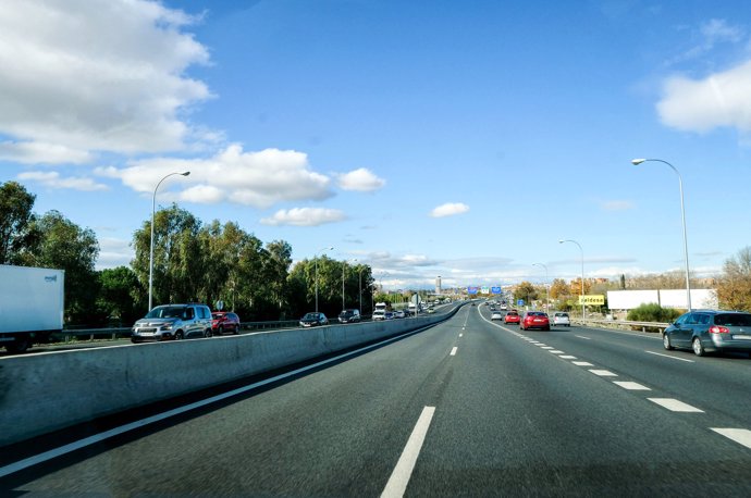 Autopista de Madrid durante el comienzo de la operación salida del puente de la Constitución, en Madrid a 5 de diciembre de 2019.