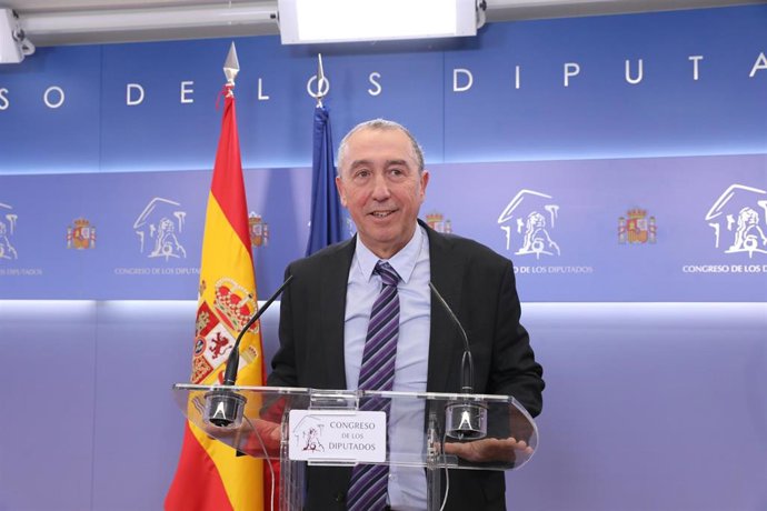 El diputado de Compromís, Joan Baldoví, ofrece una rueda de prensa en el Congreso de los Diputados