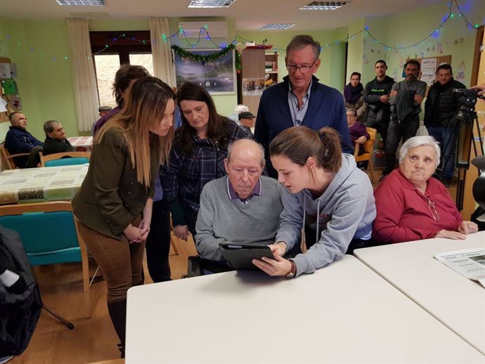 La consejera Maru Díaz ha visitado Codos, uno de los municipios que se acogido al programa móvil de banda ancha