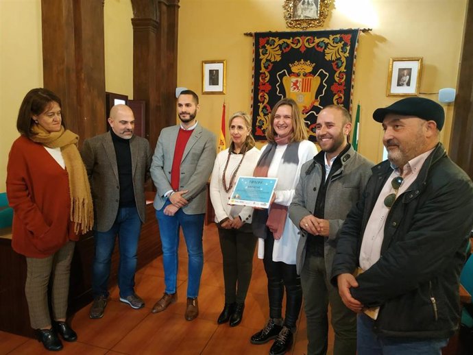 Entrega premio concurso de exornos navideños con material reciclado