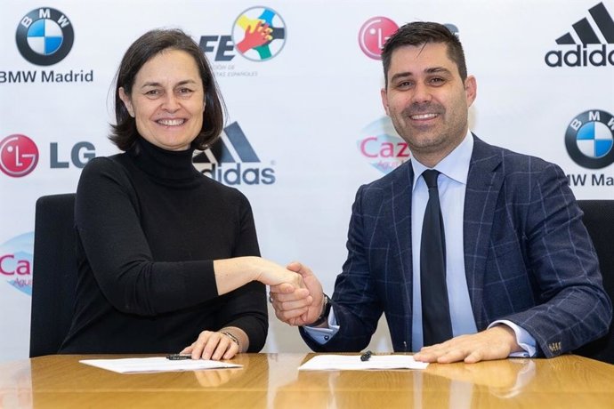 El presidente de AFE, David Aganzo, junto a la decana del COAM, Belén Hermida.