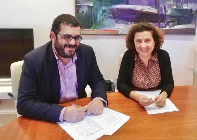 El senador autonómico, Vincen Vidal, en un encuentro con la consellera de Asuntos Sociales del Govern, Fina Santiago, en Palma.