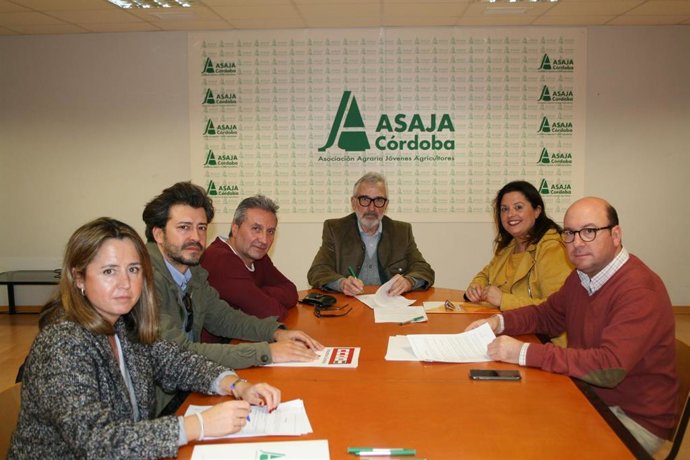 Representantes de las patronales agrarias Asaja y COAG y de los sindicatos UGT y CCOO firmantes del acuerdo para el campo cordobés.