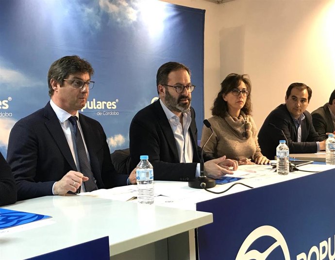 Molina (2 izda.) durante su intervención en el Comité Ejecutivo Provincial del PP de Córdoba.