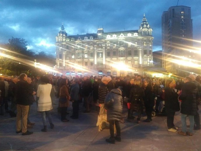 Concentración contra la retirada de los bancos LGTB.