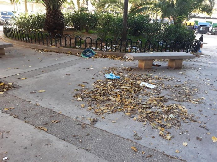 Los vecinos critican la suciedad acumulada en el parque y la calle Cotlliure del barrio palmesano Camp Redó