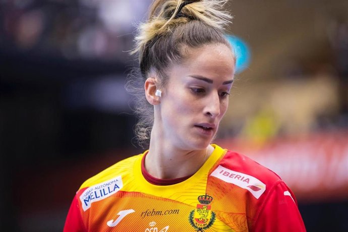 Nerea Pena, en un partido con la selección española de balonmano