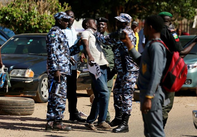 Policías detienen a uno de los presuntos atacantes del activista por los Derechos Humanos Deji Adeyanju durante una manifestación en contra del Gobierno de Nigeria en la ciudad de Abuya.