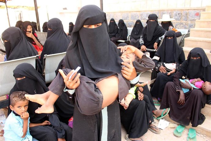 Mujer sostiene a su hijo infectado con dengue en un hospital de la provincia de Hajjah, en el suroeste de Yemen.