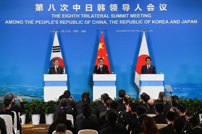 El primer ministro de China, junto a su homólogo de Japón, Shinzo Abe, y el presidente de Corea del Sur, Moon Jae In, durante una cumbre entre los tres países celebrada en China.