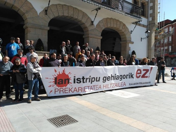 Sindicatos concentrados en Mungia (Bizkaia) contra los accidentes laborales
