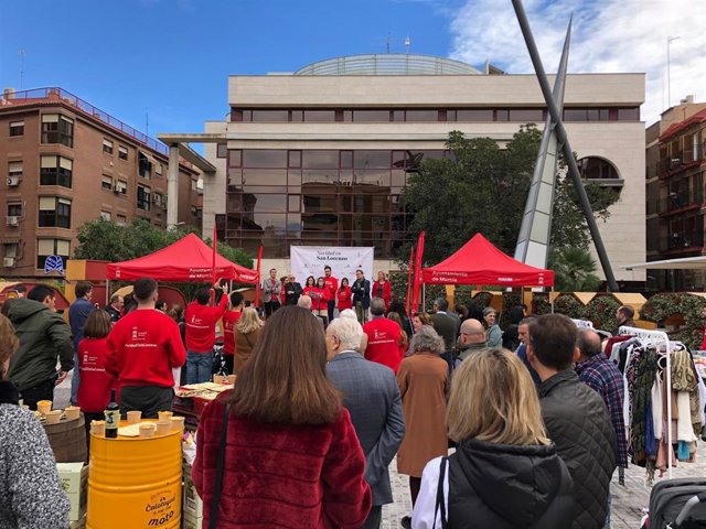 Mercadillo a favor de Cáritas de San Lorenzo en la Plaza de Europa