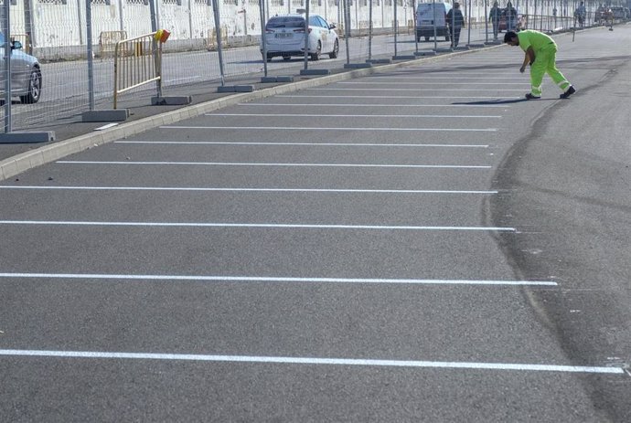 Aparcamientos en la carretera industrial de Cádiz