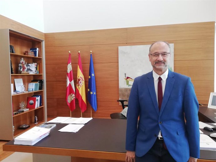 Luis Fuentes en su despacho de las Cortes de Castilla y León