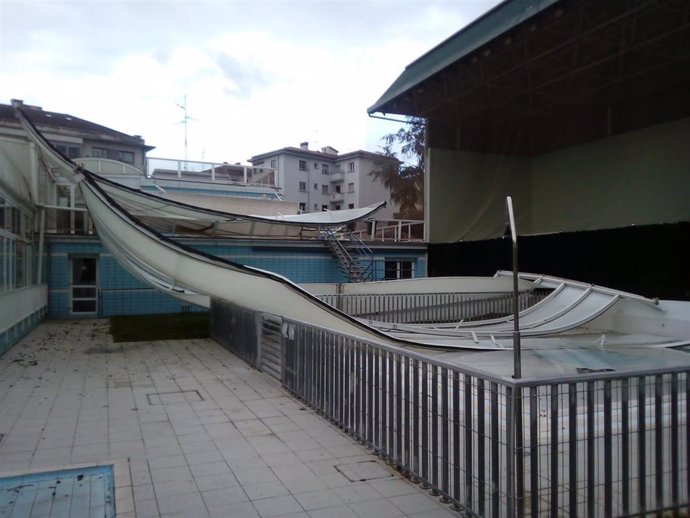 Daños en la cubierta del Centro Recreativo Guelbenzu provocados por temporal de viento y lluvia en Pamplona.