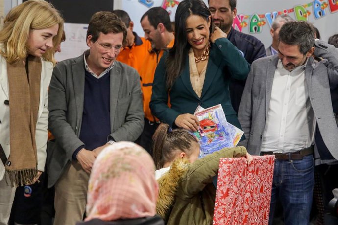 (i-d) La portavoz municipal, Inmaculada Sanz, el alcalde de Madrid, José Luis Martínez-Almeida, la vicealcaldesa Begoña Villacís y el delegado del área de Familias, Igualdad y Bienestar Social, Pepe Aniorte, durante la entrega de juguetes a menores.