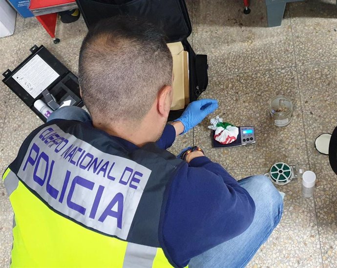 Nota De Prensa Y Fotografía:"La Policía Nacional Detiene A Dos Hombres Al Interceptar Una Entrega De Estupefacientes"