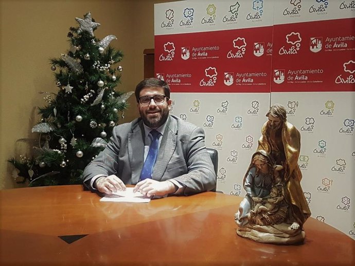 El alcalde de Ávila antes de pronunciar el mensaje de Navidad