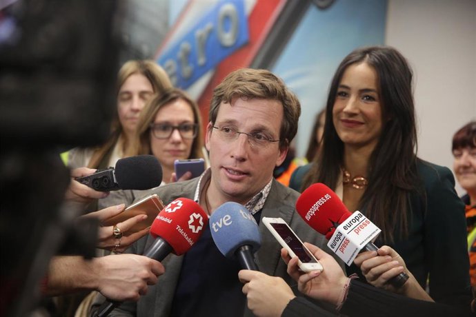 El alcalde de Madrid, José Luis Martínez-Almeida, y la vicealcaldesa, Begoña Villacís, entregan juguetes a menores dos centros de acogida de SAMUR Social en Madrid a 23 de diciembre de 2019.