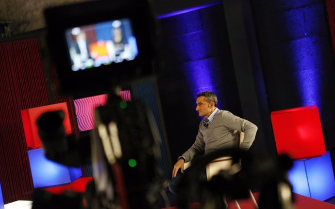 Momento de la entrevista de Bara TV al entrenador del FC Barcelona, Ernesto Valverde