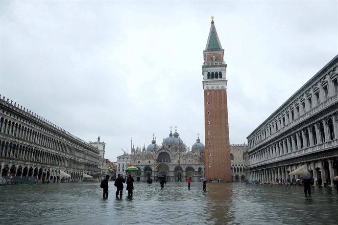 La plaza San Marcos de Venecia, inundada (Imagen de archivo)