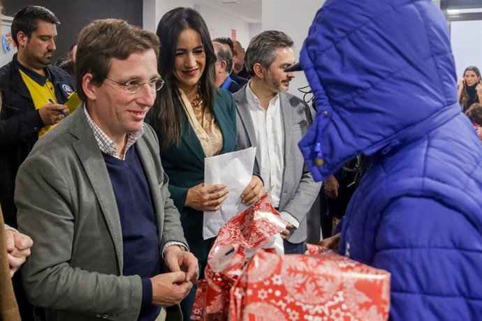 El alcalde de Madrid, José Luis Martínez-Almeida, y la vicealcaldesa, Begoña Villacís, entregan juguetes a menores dos centros de acogida de SAMUR Social en Madrid a 23 de diciembre de 2019.