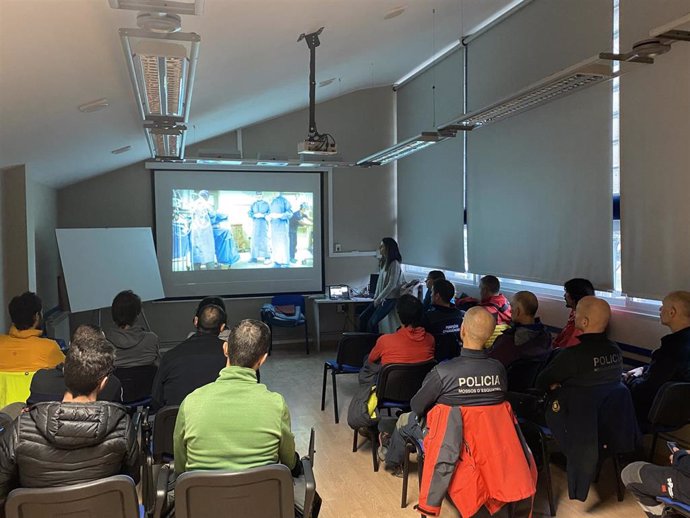 Agentes de los Mossos d'Esquadra participan en la formación del protocolo de hipotermia y el tratamiento de víctimas de aludes que ofrece el Grupo de Rescate de Montaña (GRM) de Bomberos-Emergencia de Aran.