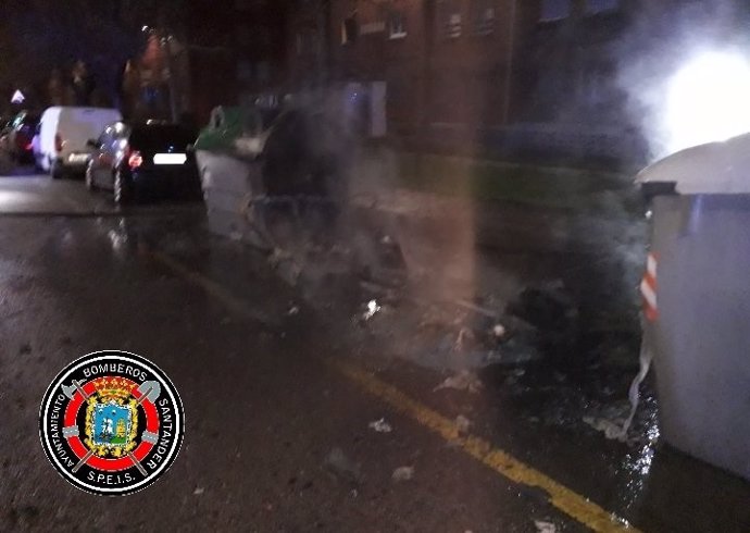 Bomberos sofocan un fuego en contenedores de basuras de Santander