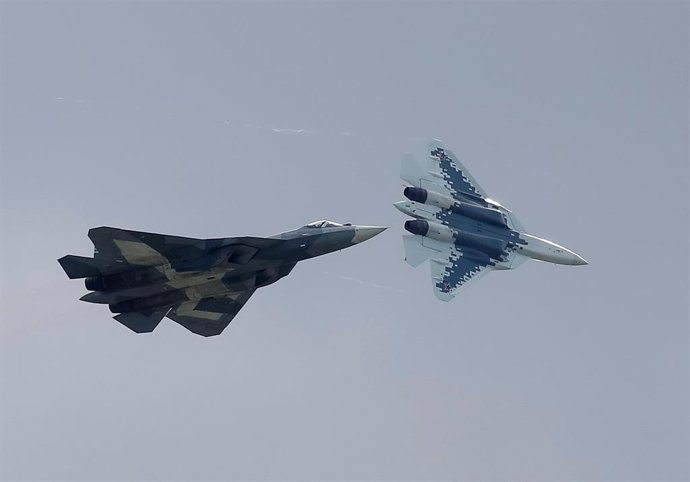 Dos cazas de quinta generación rusos Su-57 durante una exhibición en el festival MAKS en Zhukovsky, a las afueras de Moscú