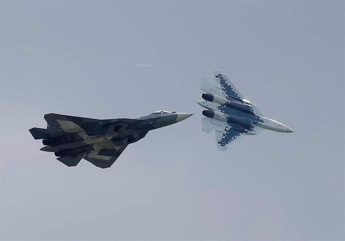 Dos cazas de quinta generación rusos Su-57 durante una exhibición en el festival MAKS en Zhukovsky, a las afueras de Moscú