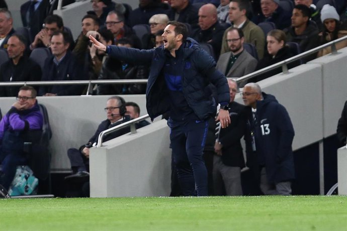 Frank Lampard da instrucciones desde la banda en el Tottenham-Chelsea