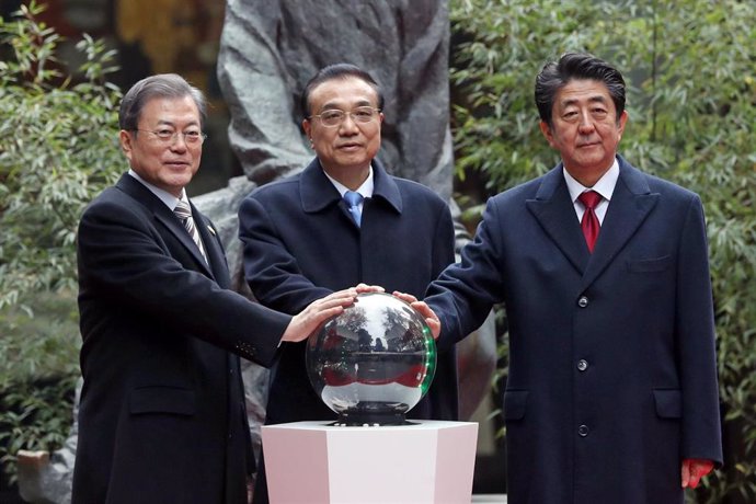 El presidente surcoreano, Moon Jae In; el primer ministro chino, Li Keqiang; y el primer ministro japonés, Shinzo Abe.