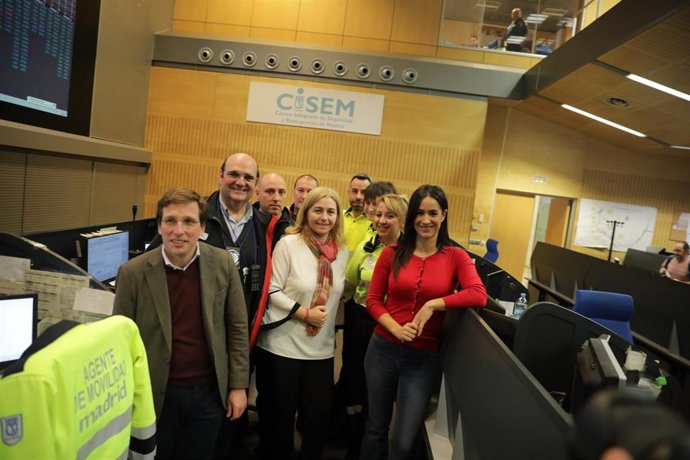 El alcalde de Madrid, José Luis Martínez-Almeida, la vicealcaldesa de Madrid, Begoña Villacís, y la portavoz del Gobierno municipal, Inmaculada Sanz, visitan a la plantilla del CISEM para felicitarles por Navidad.