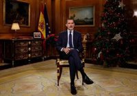 El Rey pronuncia su mensaje junto a una foto con representantes de la sociedad española y las banderas de España y la UE