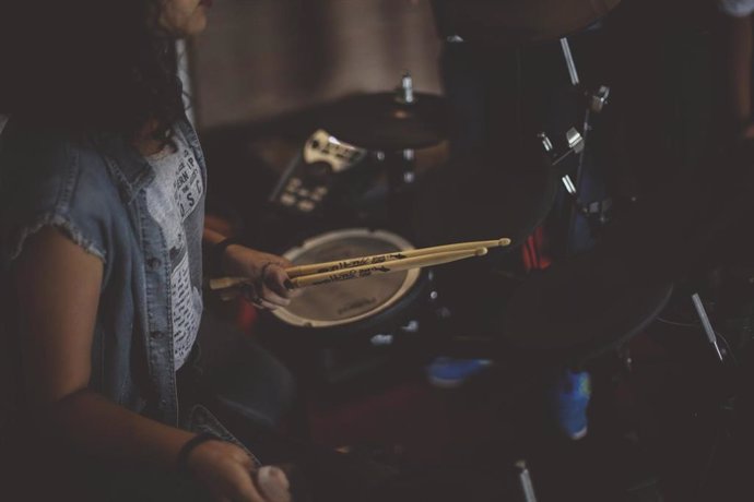 Un músico tocando la batería.