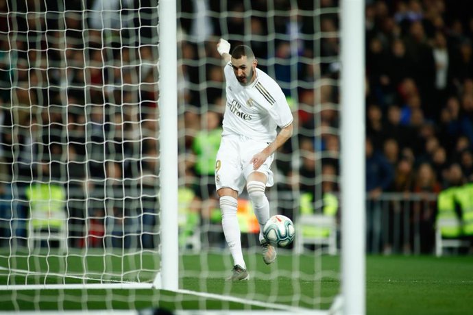 Karim Benzema dispara a puerta vacía en el partido entre el Real Madrid y el Athletic Club de LaLiga Santander 2019-2020