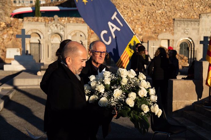 El vicepresident de l'ANC Josep Cruanyes encapala una ofrena de l'ANC a la tomba de l'expresident de la Generalitat Francesc Maci a Barcelona en l'aniversari de la seva mort el 25 de desembre de 2019