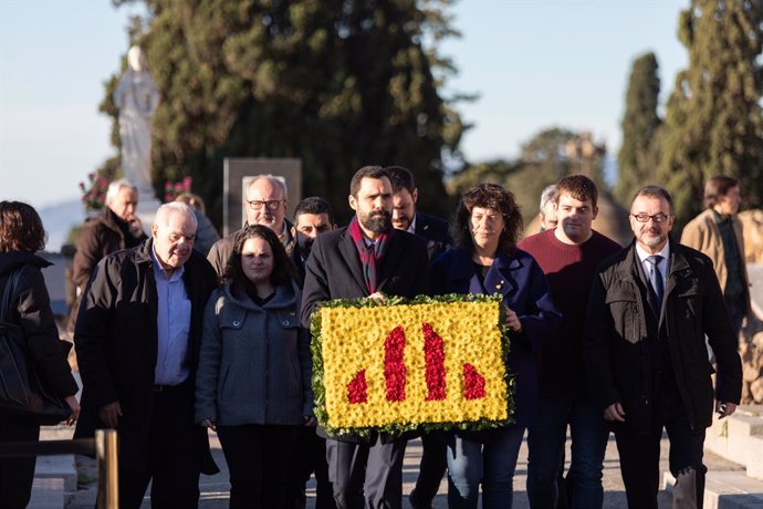 Membres d'ERC com Ernest Maragall, Roger Torrent i Josep Costa participen en l'ofrena floral a la tomba de Francesc Maci, a Montjuc (Barcelona) a 25 de desembre de 2019.