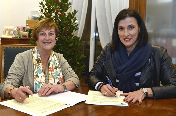 La alcaldesa de Santander, Gema Igual, firma convenio con presidenta de Ampros