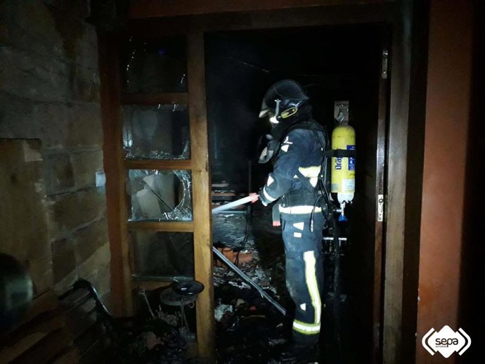 Incendio en una vivienda en Piñares, Villaviciosa