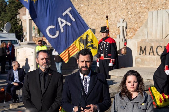 El president del Parlament, Roger Torrent, en l'ofrena anual a la tomba de l'expresident de la Generalitat Francesc Maci, a Barcelona el 25 de desembre de 2019