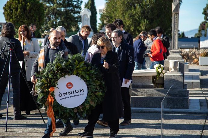 Marcel Mauri (mnium Cultural) en la ofrenda anual a la tumba del expresidente de la Generalitat Francesc Maci, en Barcelona el 25 de diciembre de 2019