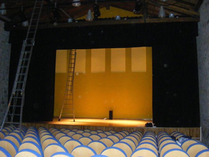 Escenario de la Casa de Cultura Pablo Neruda, de Biescas.