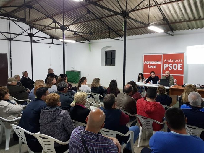 Representantes del PSOE reunidos con vecinos de San José de Malcocinado