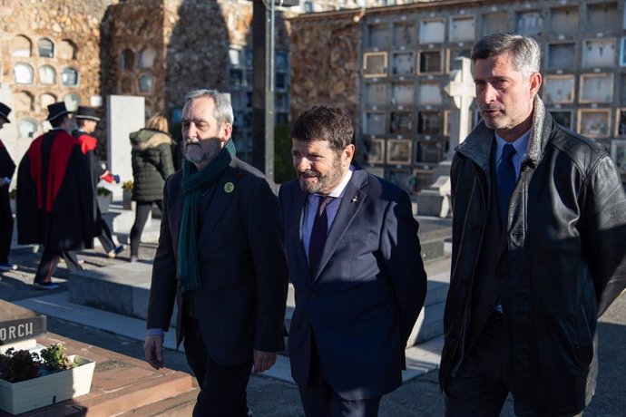 El teniente de alcalde Albert Batlle junto a Jordi Coronas (ERC) y Jordi Martí (JxCat) en la ofrenda anual a la tumba del expresidente de la Generalitat Francesc Maci, en Barcelona el 25 de diciembre de 2019