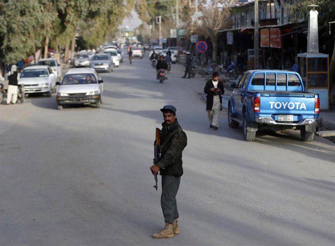 Un policía en un puesto de control en la provincia de Fará