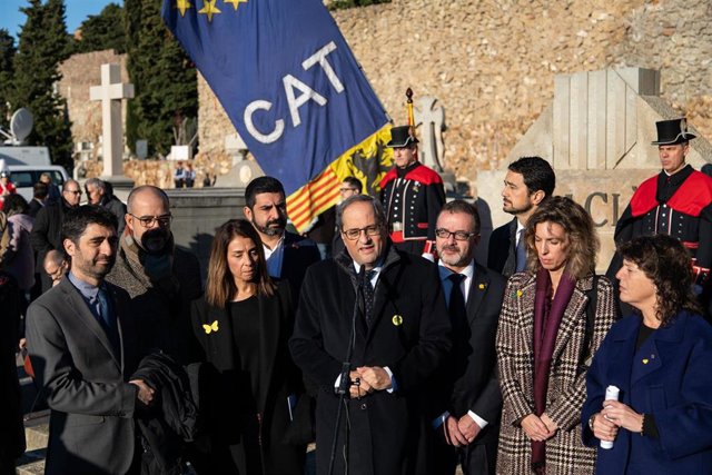 El conseller de la Generalitat Chakir El Homrani tras el presidente Quim Torra durante la ofrenda floral a la tumba de Francesc Macià, en Montjuic (Barcelona) a 25 de diciembre de 2019.